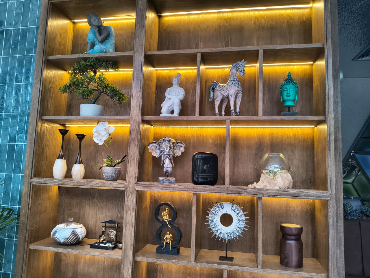 Equipo de aromatización Sillage integrado en una estantería decorativa iluminada.